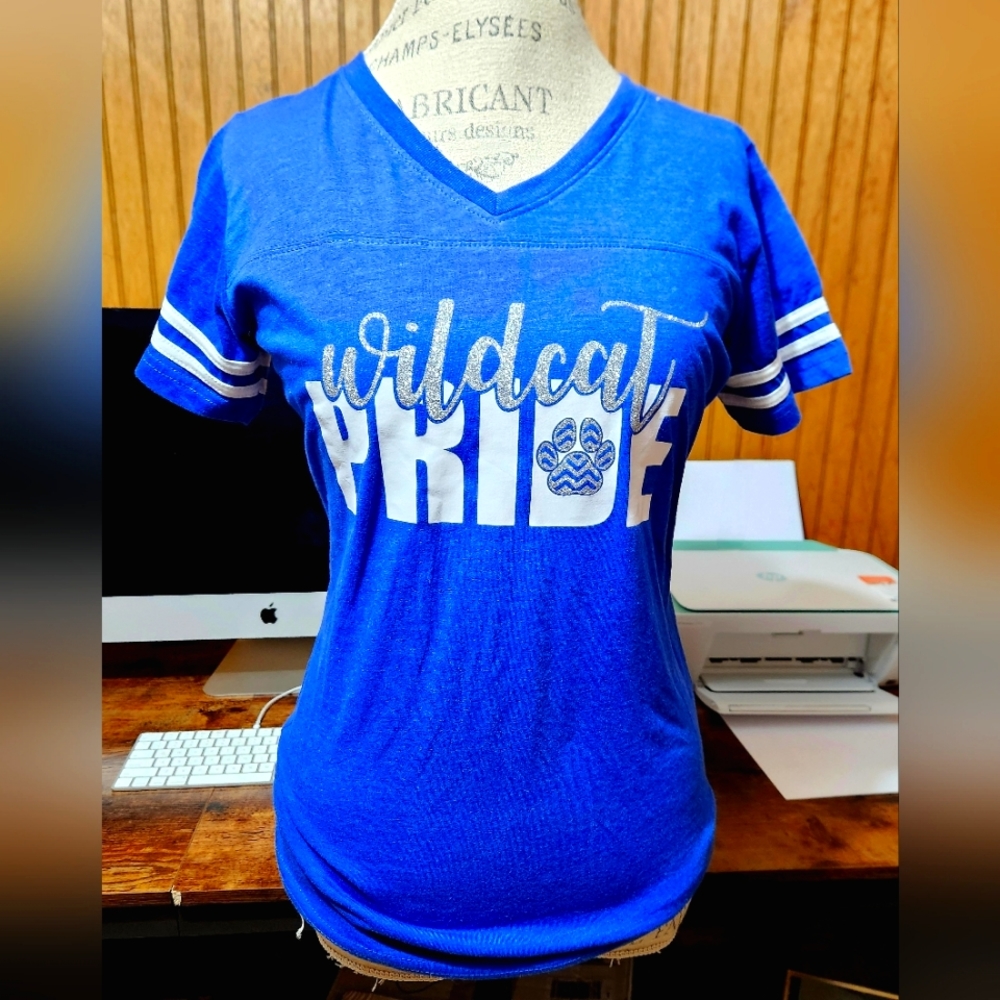 Wildcat Pride Blue V-Neck T-Shirt Women’s Medium